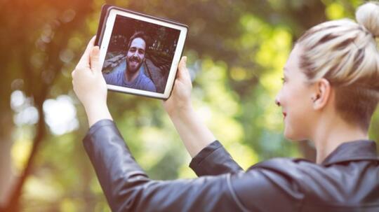 8 Cara Meningkatkan Kualitas Komunikasi bagi Pasangan Long Distance Relationship