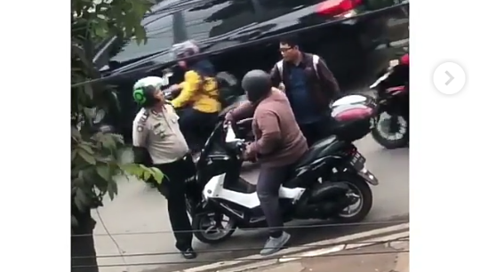 Pengendara MoGe Ngeyel Jadi Pucat, Setelah Si Ojol Buka Jaket! Siapa Sebenarnya Dia?