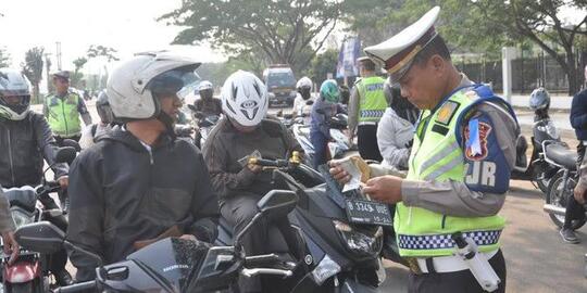 Pengendara MoGe Ngeyel Jadi Pucat, Setelah Si Ojol Buka Jaket! Siapa Sebenarnya Dia?