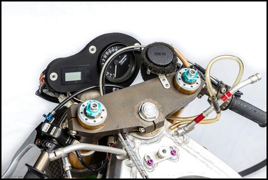 Motor Balap GP Kawasaki Jadul, Mesinnya Aneh Banget Punya Konfigurasi V Kebalik