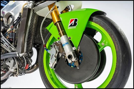 Motor Balap GP Kawasaki Jadul, Mesinnya Aneh Banget Punya Konfigurasi V Kebalik