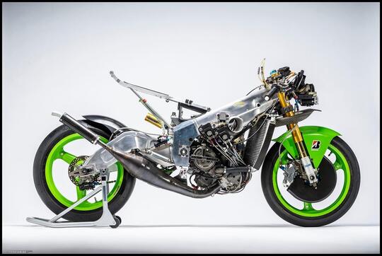 Motor Balap GP Kawasaki Jadul, Mesinnya Aneh Banget Punya Konfigurasi V Kebalik