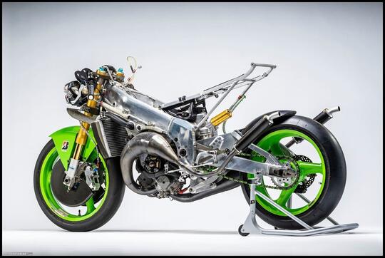 Motor Balap GP Kawasaki Jadul, Mesinnya Aneh Banget Punya Konfigurasi V Kebalik