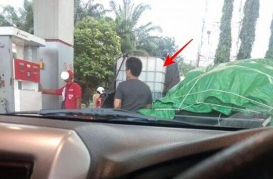 GOKIL! Beli BBM Anti Mainstream, Bawa "JERIGEN RAKSASA" Ke Pom Bensin !