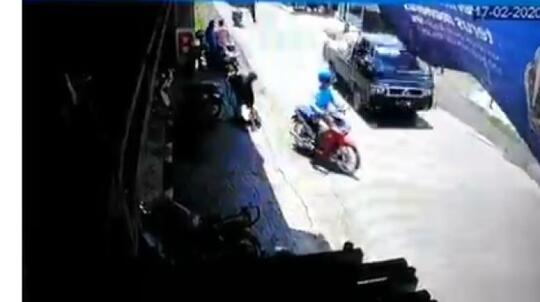 Viral: Lupa Menunggu Istri Duduk di Motor, Endingnya Bikin Geli