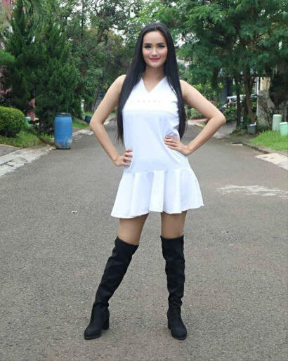 10 Inspirasi Outfit Casual & Trendi ala Ibu 2 Anak, Faby Marcelia