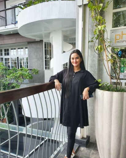 10 Inspirasi Outfit Casual & Trendi ala Ibu 2 Anak, Faby Marcelia