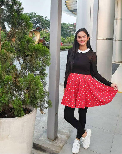 10 Inspirasi Outfit Casual & Trendi ala Ibu 2 Anak, Faby Marcelia
