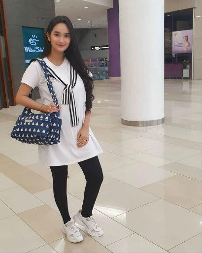 10 Inspirasi Outfit Casual & Trendi ala Ibu 2 Anak, Faby Marcelia