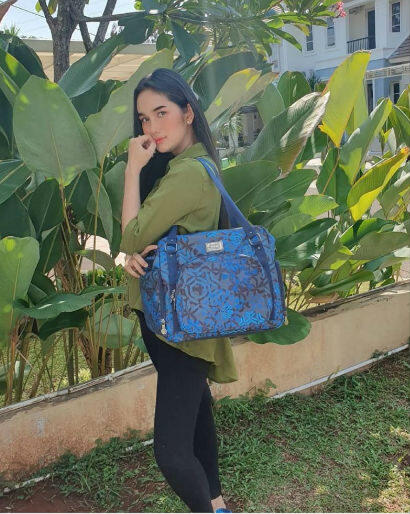 10 Inspirasi Outfit Casual & Trendi ala Ibu 2 Anak, Faby Marcelia