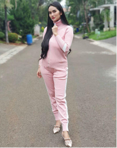10 Inspirasi Outfit Casual & Trendi ala Ibu 2 Anak, Faby Marcelia