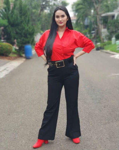 10 Inspirasi Outfit Casual & Trendi ala Ibu 2 Anak, Faby Marcelia