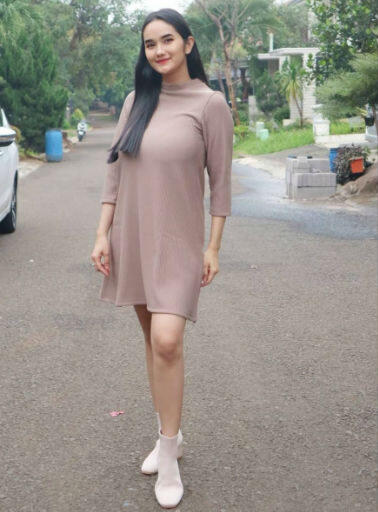 10 Inspirasi Outfit Casual & Trendi ala Ibu 2 Anak, Faby Marcelia