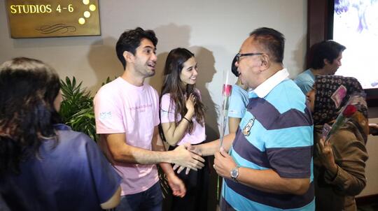 Romantis! Reza Rahadian Beri Kejutan Penonton Film 'Toko Barang Mantan'