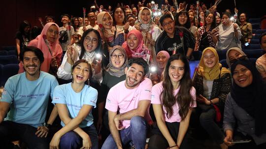 Romantis! Reza Rahadian Beri Kejutan Penonton Film 'Toko Barang Mantan'