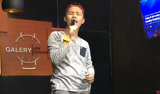 Karyawan Toko Konser Solo Ekspresi Mellow, Nyanyi Lagu Ari Lasso! Sudah Mirip Loh