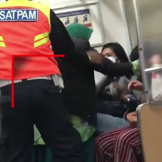 Teguran Satpam Kereta Berujung Emak-emak Jenggut Perempuan Muda