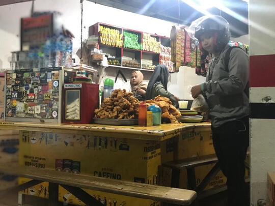 Melipir ke 'Kedai Perempatan', Warkop Favorit Anak Kampus di Depok