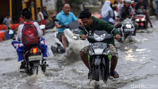 Jalanan Jakarta Tergenang: Kelapa Gading, Pulo Gadung, hingga Kemang