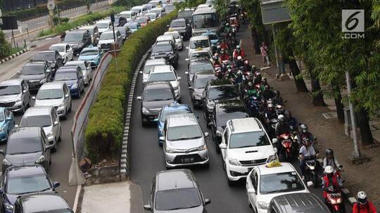 Makin Panas Larangan Motor Melintas di Jalan Raya
