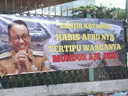 Muncul Spanduk Sindir Anies di Jakpus: 'Banjir Kotanya, Tertipu Warganya'