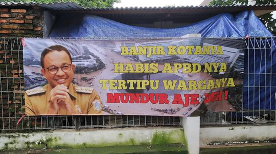 Muncul Spanduk Sindir Anies di Jakpus: 'Banjir Kotanya, Tertipu Warganya'
