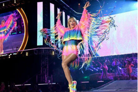 Nyentrik Abis, 11 Inspirasi Outfit Warna-warni ala Taylor Swift!