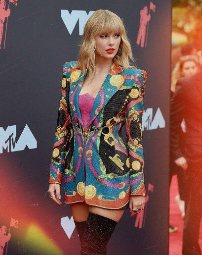 Nyentrik Abis, 11 Inspirasi Outfit Warna-warni ala Taylor Swift!