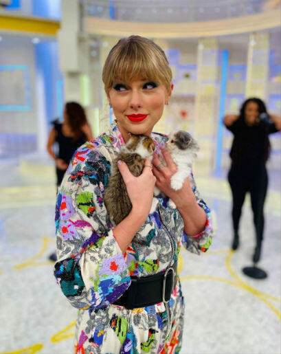Nyentrik Abis, 11 Inspirasi Outfit Warna-warni ala Taylor Swift!