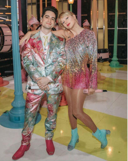 Nyentrik Abis, 11 Inspirasi Outfit Warna-warni ala Taylor Swift!