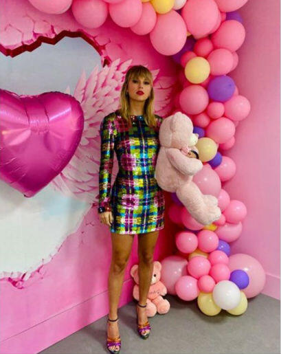 Nyentrik Abis, 11 Inspirasi Outfit Warna-warni ala Taylor Swift!