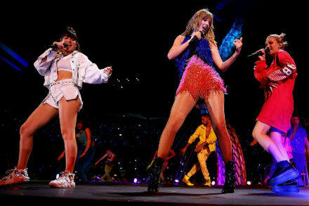 Nyentrik Abis, 11 Inspirasi Outfit Warna-warni ala Taylor Swift!