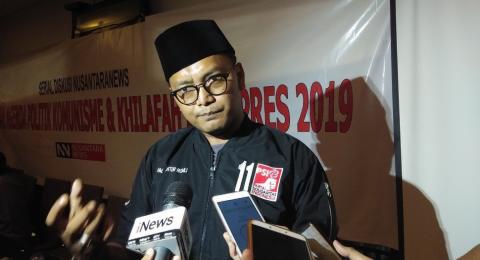 Jalanan Berlubang, Guntur Romli Sindir Anies: Kalau Ngaspal Monas Aja Cepet