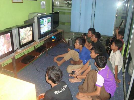 Tak Kenal Umur, 2 Bapak "MAIN" Di Rental PS Dan Nostalgia Generasi 90an !