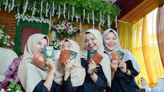 Langka, Ibu dan 3 Putrinya Resepsi Nikah Serentak, Seperti Apa Keseruannya?
