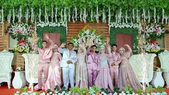 Langka, Ibu dan 3 Putrinya Resepsi Nikah Serentak, Seperti Apa Keseruannya?