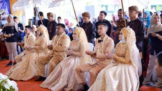 Langka, Ibu dan 3 Putrinya Resepsi Nikah Serentak, Seperti Apa Keseruannya?