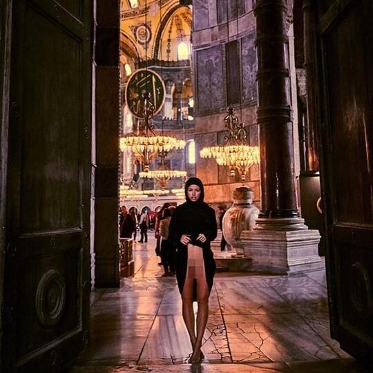 Pose Tanpa Busana di Masjid, Model Belgia ini Dipenjara 3 Tahun