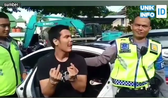 Pelaku Perusakan Pos Polisi Ditangkap, Tidak Menyesal Malah Acungkan 2 Jari Tengah!