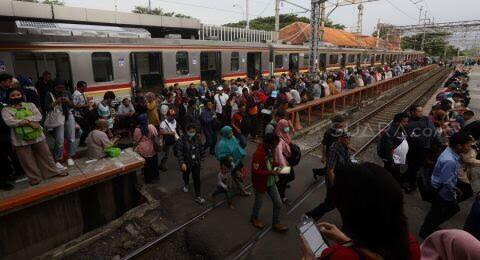 Desak-Desakan Kembali Terjadi di MRT dan KRL, Kerja Antara Dilema dan Cemas
