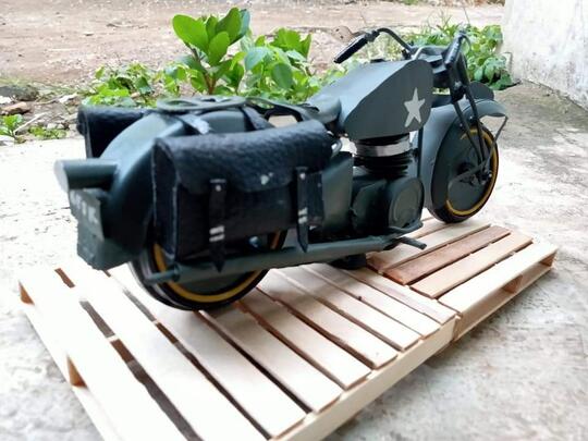 Buat Miniatur Motor Gede Dari Kaleng Bekas Minuman. Hasilnya Keren Gan!!!!