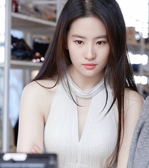 10 Potret Bak Bidadari Dari Pemeran Mulan Live Action, Walaupun Filmnya Ditunda!
