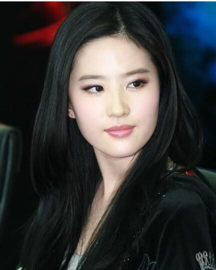 10 Potret Bak Bidadari Dari Pemeran Mulan Live Action, Walaupun Filmnya Ditunda!