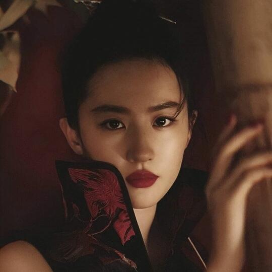 10 Potret Bak Bidadari Dari Pemeran Mulan Live Action, Walaupun Filmnya Ditunda!