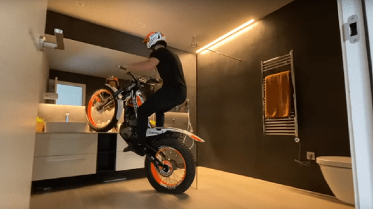 Bosan #dirumahaja, Pebalap ini Main Motor Trail di Dalam Rumah