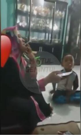 Percaya Rokok Bisa Cegah Corona, Kepala Keluarga Ini Ajak Anaknya Merokok Bersama