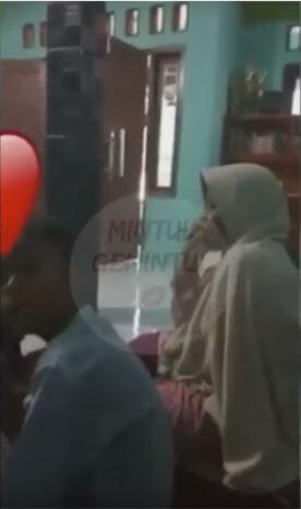 Percaya Rokok Bisa Cegah Corona, Kepala Keluarga Ini Ajak Anaknya Merokok Bersama