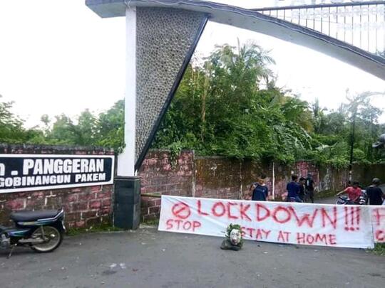 Deretan Foto Cara Para Warga Me-lockdown Tempat Tinggalnya! Wow, Bisa Dicontoh, Nih
