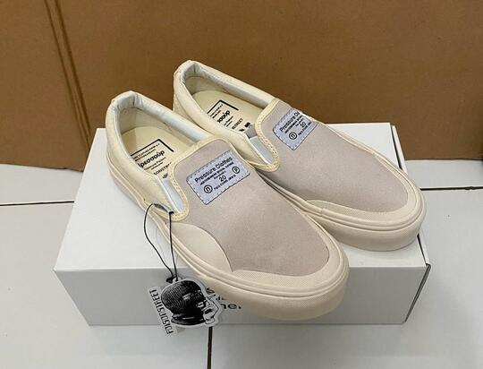 Suka Sepatu Putih? Cobain Versi Lokalnya Nih
