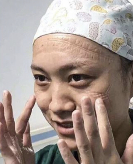 Potret Wajah Perawat Setelah Berjam-jam Berjuang Melawan Corona